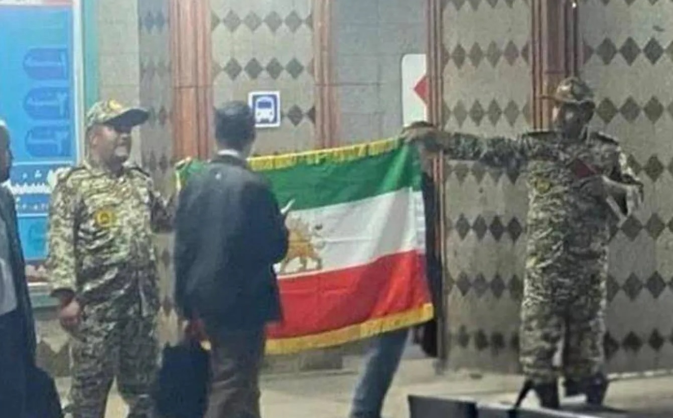 إيران: توقيف رجلين بزي عسكري يحملان "علم الش&